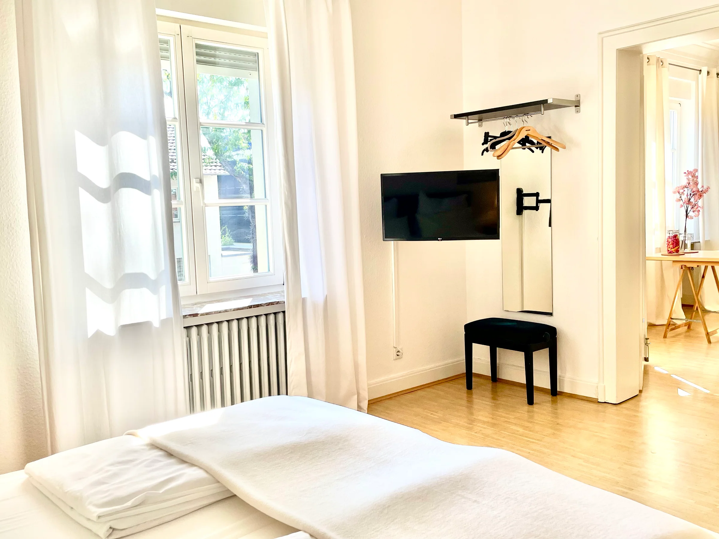 Schlafzimmer mit Fernseher und Garderobe