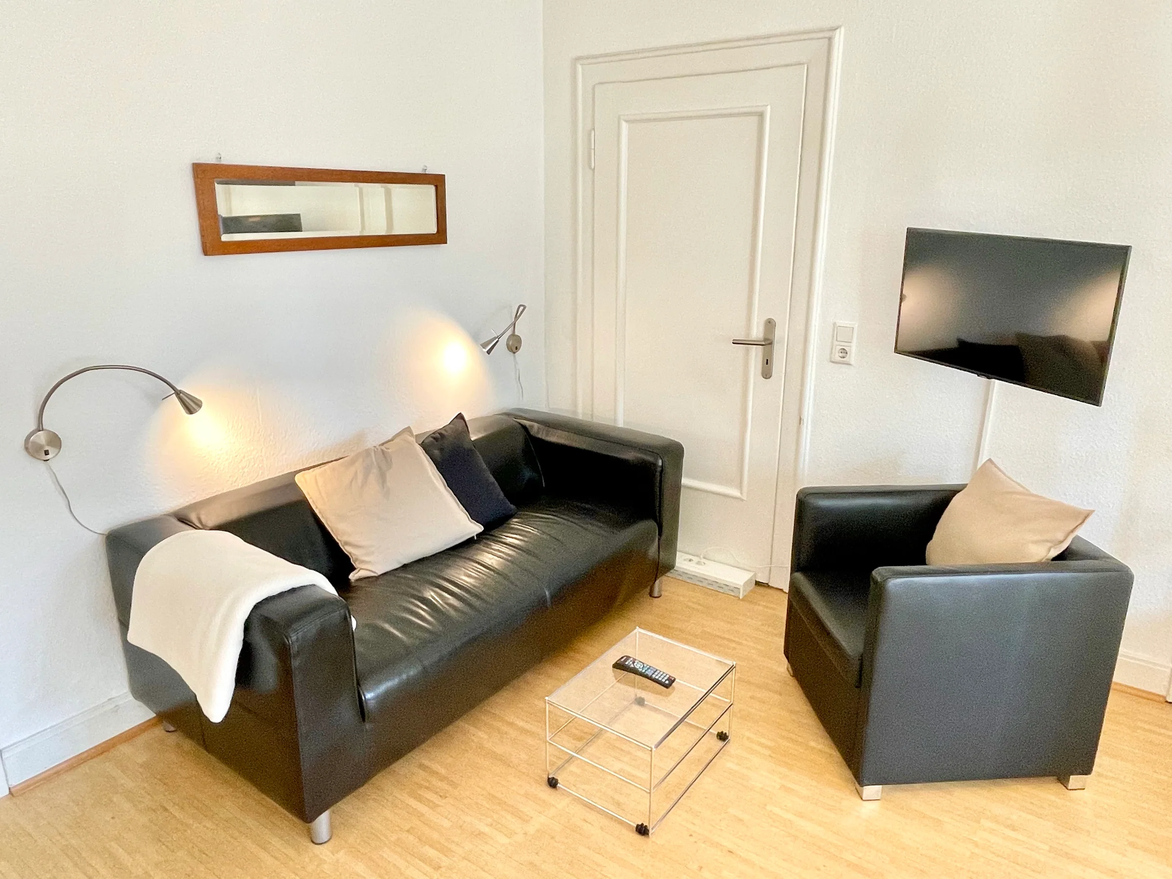 Wohnzimmer mit Sofa und Fernseher