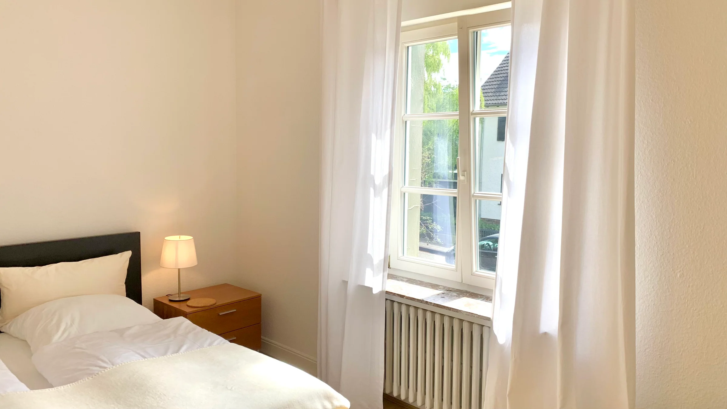 Schlafzimmer mit Blick zum Fenster