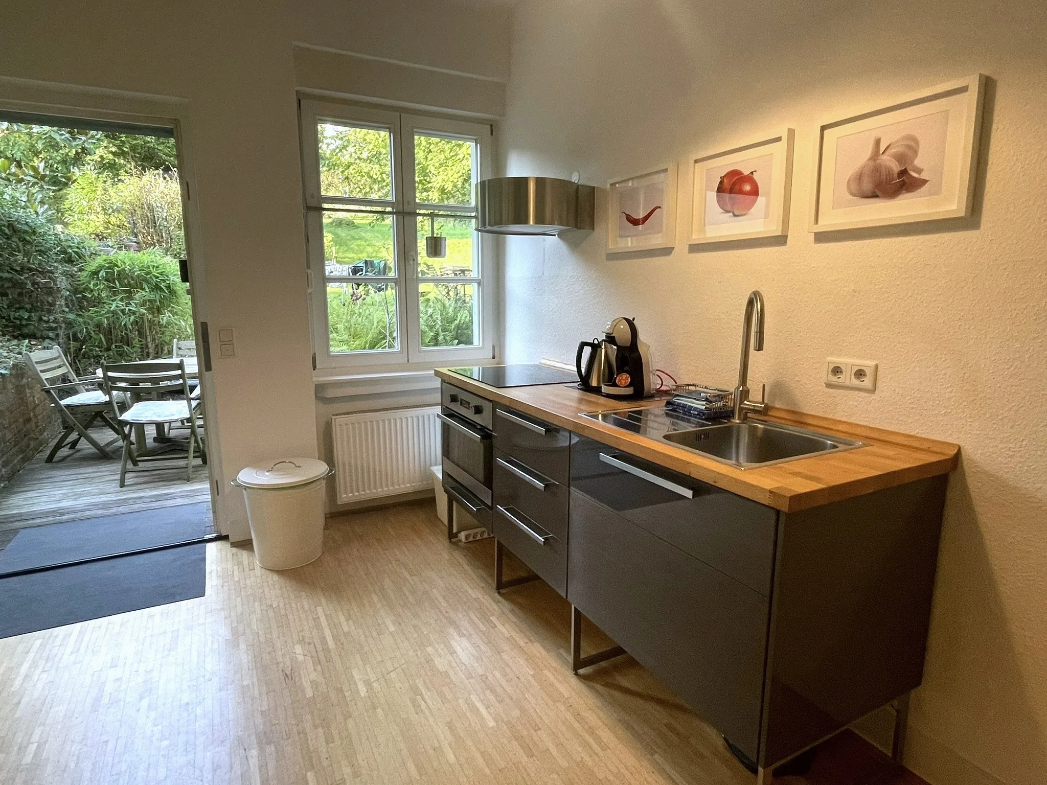 Küche mit Zugang zur Terrasse